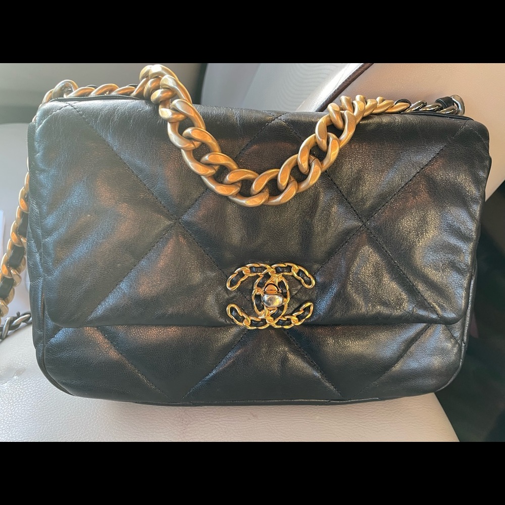 Lambskin Chanel 19 (Medium Size)